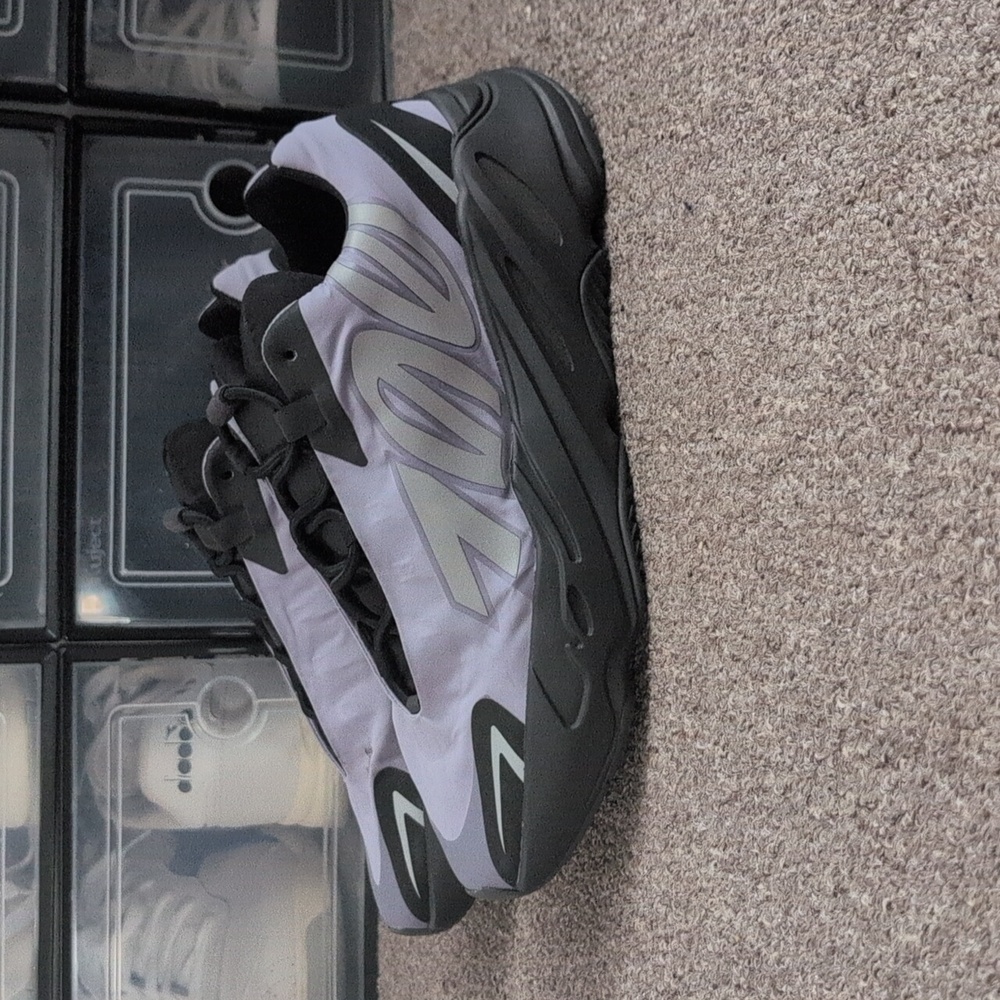 Yeezy Boost 700 - Picture 4 of 4